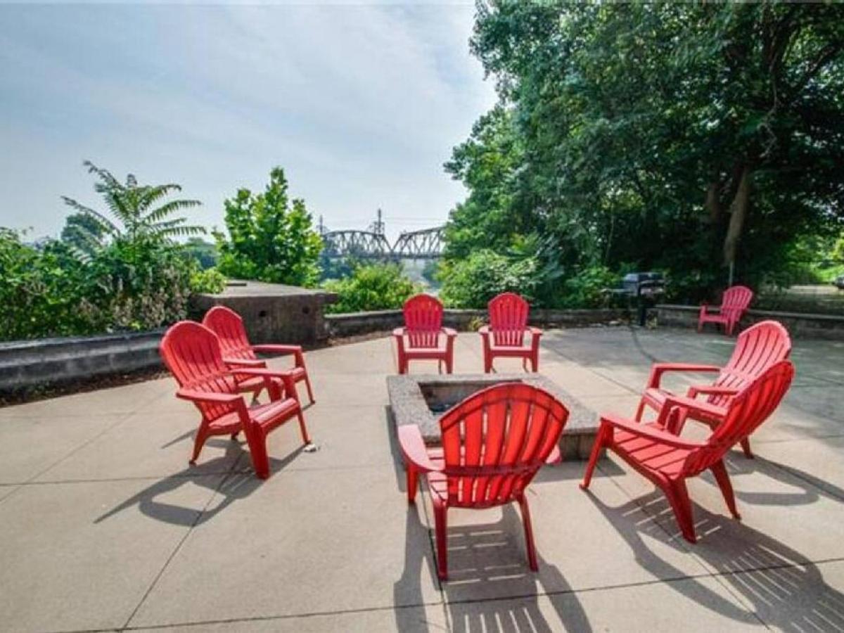 4 Beds Walk To Downtown Pool And Parking Appartamento
