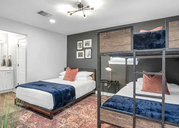 4 Beds Walk To Downtown Nashville Pool And Parking